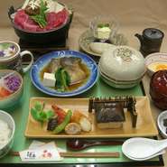 メイン料理、30種類以上の中から『２種類』
選べます。
※昼夜注文出来ます。