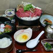 メイン料理、３０種類以上の中から選ぶ料理。
１種類お選びください。
　茶碗蒸し、焚物、サラダ、御飯、味噌汁が付きます。
