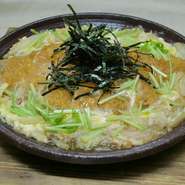 生豚ﾛｰｽ厚切りを使用。
大きな揚げたてを卵〆します。