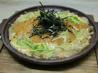 生豚ﾛｰｽ厚切りを使用。
大きな揚げたてを卵〆します。
