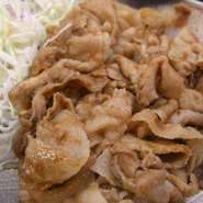 陶板の器で出る暖か生姜焼き。