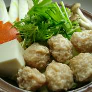 白味噌仕立て。寒い冬も美味しい！
夏の熱々の季節も満足します！
　自家製の鶏団子。