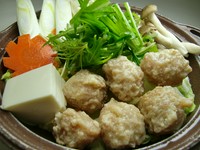 白味噌仕立て。寒い冬も美味しい！
夏の熱々の季節も満足します！
　自家製の鶏団子。