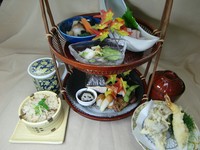 1段（造り・焚合せ・漬物）、2段（季節の盛り・八寸）、茶碗蒸し、赤だし・季節のご飯、果物