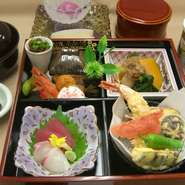四季彩盛り、造り、揚物（天麩羅）、焚物、茶碗蒸し、季節のご飯・赤だし（漬物）、果物
