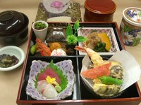 四季彩盛り、造り、揚物（天麩羅）、焚物、茶碗蒸し、季節のご飯・赤だし（漬物）、果物
