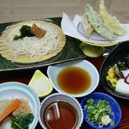 秋田県産「稲庭うどん」、天麩羅（4種～）、サラダ、焚合わせ　※ご飯を付けることができます（無料）
