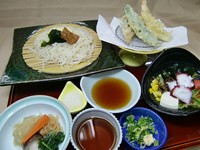 秋田県産「稲庭うどん」、天麩羅（4種～）、サラダ、焚合わせ　※ご飯を付けることができます（無料）