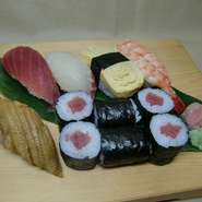 マグロ、玉子、海老など5品の握りと
鉄火巻き1本分が付きます。
お昼、夜　どちらもご利用ください。