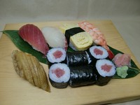 マグロ、玉子、海老など5品の握りと
鉄火巻き1本分が付きます。
お昼、夜　どちらもご利用ください。