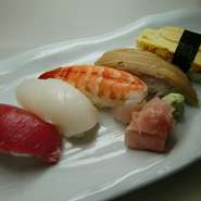 マグロ、海老、白身などが入る
お手頃なお寿司。