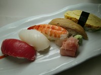 マグロ、海老、白身などが入る
お手頃なお寿司。