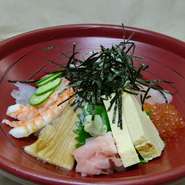 魚介類と他（7～8種）、小鉢、めん類（冷し／温）（うどん／きしめん／そば）　