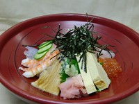 魚介類と他（7～8種）、小鉢、めん類（冷し／温）（うどん／きしめん／そば）　