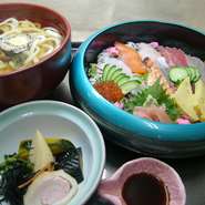 魚介類と他（7～8種）、小鉢、めん類（冷し／温）（うどん／きしめん／そば）　