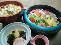 魚介類と他（7～8種）、小鉢、めん類（冷し／温）（うどん／きしめん／そば）　