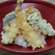 天麩羅（海老＋野菜4～5種）、小鉢、めん類（冷し／温）（うどん／きしめん／そば）　