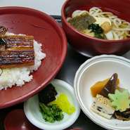 うなぎ、小鉢、めん類（冷し／温）（うどん／きしめん／そば）　※“麺類トッピングのせ”ができます。