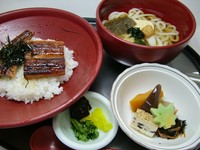 うなぎ、小鉢、めん類（冷し／温）（うどん／きしめん／そば）　※“麺類トッピングのせ”ができます。