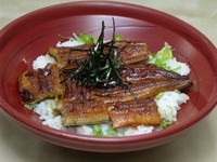 自家製の『タレ』で焼きます。
ミニ鰻重も有ります【1480円】