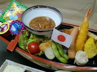 海老フライ類、茶碗蒸し（又はうどん）、ご飯（ふりかけ付き）、ハンバーグ、フライドポテト、サラダ、アイスクリーム、出し巻き　など