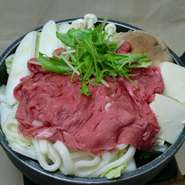 野菜、牛肉たっつぷり満足の一品！
うどんが入り、食べ応えあります。
お昼も夜も同じ価格です。

