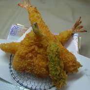 海老2本、蟹クリームコロッケ、烏賊、
串類一品、他、
（※海老ﾌﾗｲ1本追加も出来ます　+100円）