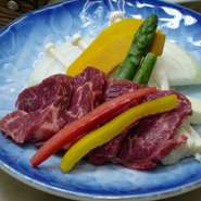 自家製のタレを使用してます。
バター風味の焼肉炒め。
途中、混ぜてから召し上がりください。

