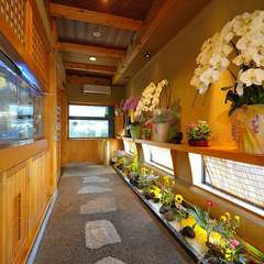 エントランスでは、季節の草花がお出迎え