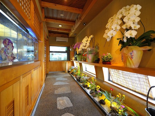 エントランスでは、季節の草花がお出迎え