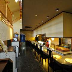 ライブ感を楽しめる、スタイリッシュなカウンター席