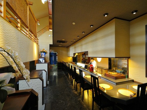 ライブ感を楽しめる、スタイリッシュなカウンター席