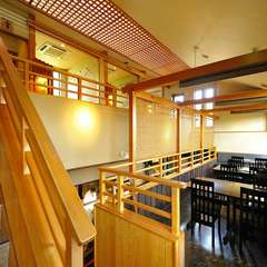 庭を眺めたり、調理の姿を一望できる、中2階のテーブル席