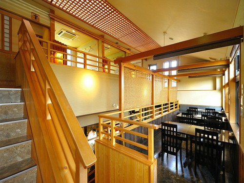 庭を眺めたり、調理の姿を一望できる、中2階のテーブル席