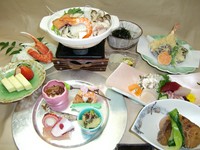季節感のある料理でゆっくりと料理を楽しむお昼の会席料理。