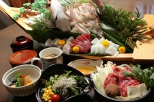 会席料理に船盛りを入れボリュームあるコース料理。お祝事や、食事会に合います。