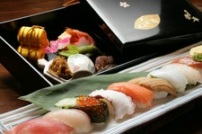 吉楽庵のおすすめ料理『四季会席』にお寿司を入れたコース料理。接待や食事会、法事など合います