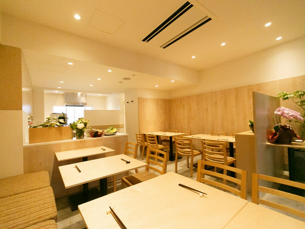 明るく落ち着いた雰囲気のなか、身体に優しい料理を堪能