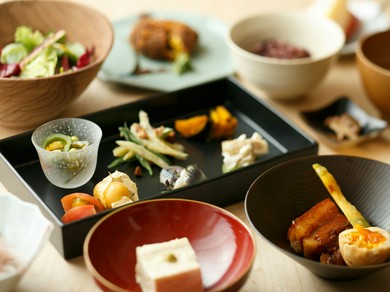 料理が映えるこだわりの器にも、オーナーのセンスが光ります