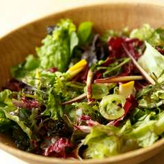 香り高い多彩な葉野菜でつくる身体に優しい『海月サラダ』