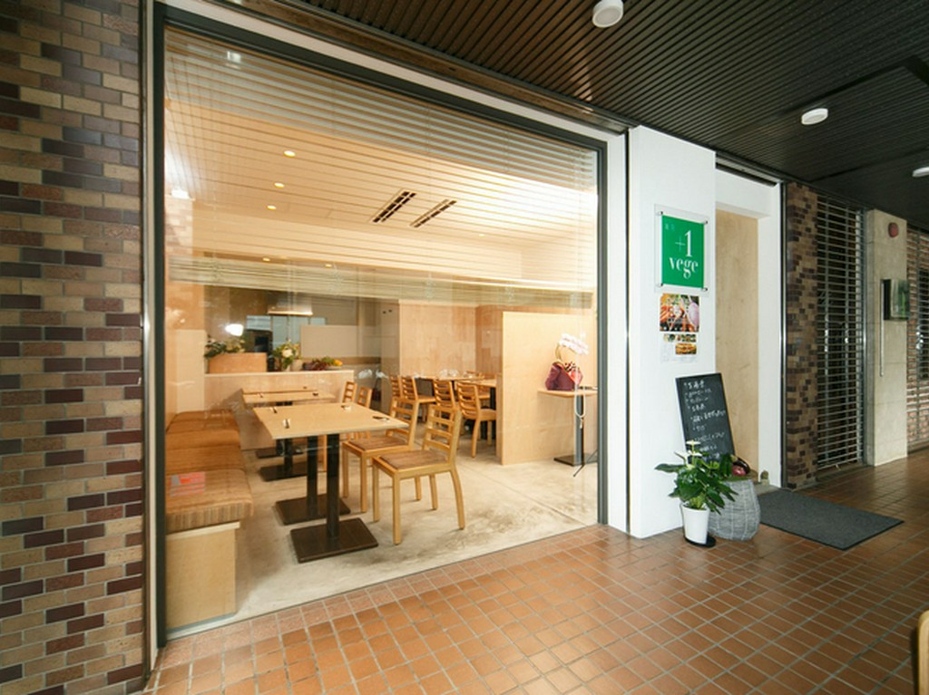 青山学院大学西門前。ガラス張りの開放的な外観が目印です