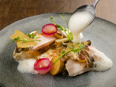 生産者の思いが詰まった食材を繊細で軽やかなフランス料理に