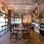 陽の光が降り注ぐ、高い天井の広々とした店内。木の温もりあふれる空間は、少人数制のウエディングパーティーや食事会にもぴったり。撮影スタジオも併設されているので、フォトウエディングも可能です。