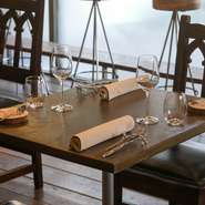 アンティークレンガ造りの外観や木の温もりが感じられる内装は、女子にとって癒しの空間。カジュアルな雰囲気のなかで、ていねいに作られた料理をゆったりと楽しめます。