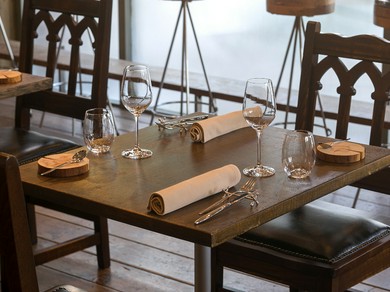 カジュアルな雰囲気のフレンチレストランで女子会