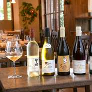 フランス料理に欠かせないワインは、リーズナブルなものから貴重なものまで幅広くそろっています。グラスワインも常時2～3種類ずつあるので、お酒が強くなくてもお料理にあわせて楽しむことができます。