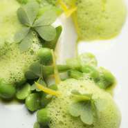 シェフがその日、特におすすめするお料理を8皿楽しめるディナーコース。味も見た目もどちらも楽しめます。