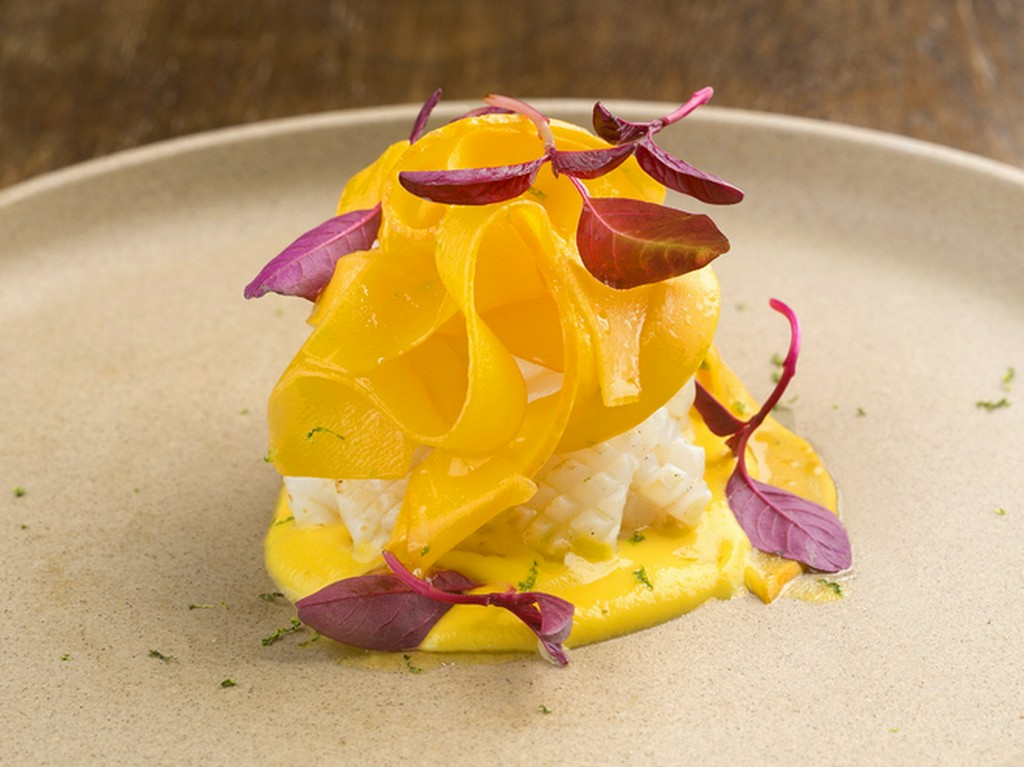 華やかな気分になる『白イカの炙りとコリンキー　スダチの香り』