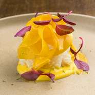 新鮮なイカを使用し、ねっとりとした食感を際立たせるため、軽く炙ってほぼレアの状態でお出ししています。サラダカボチャを薄くスライスして華やかに盛り、ソースには日本の食材であるスダチをあわせています。