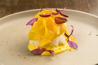 華やかな気分になる『白イカの炙りとコリンキー　スダチの香り』